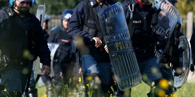 "Ci marchiano come il bestiame". Polizia in tumulto contro il Pd