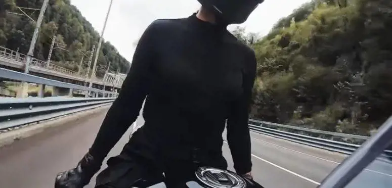 Russia, blogger si schianta a 180 km/h contro guardrail mentre fa acrobazie in autostrada