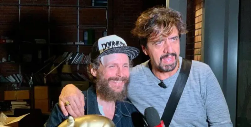 Jovanotti (truffato) si prende il Tapiro di Striscia la notizia  