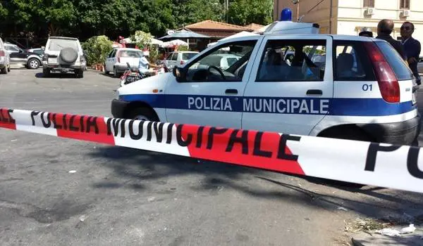 "Ve ne dovete andare". E scatta la furia degli abusivi: aggrediti gli agenti
