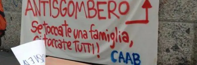 "Volete la casa? lottate con noi". Dai no global botte ai migranti