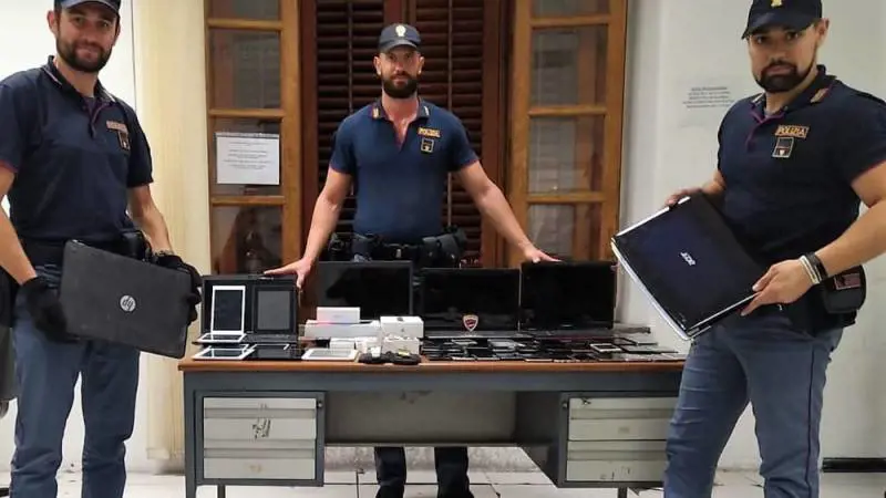 Ricettava cellulari e computer: denunciato un ghanese senza permesso di soggiorno