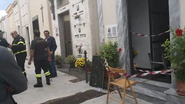 Rischia di perdere la vita mentre è al cimitero per il crollo del soffitto