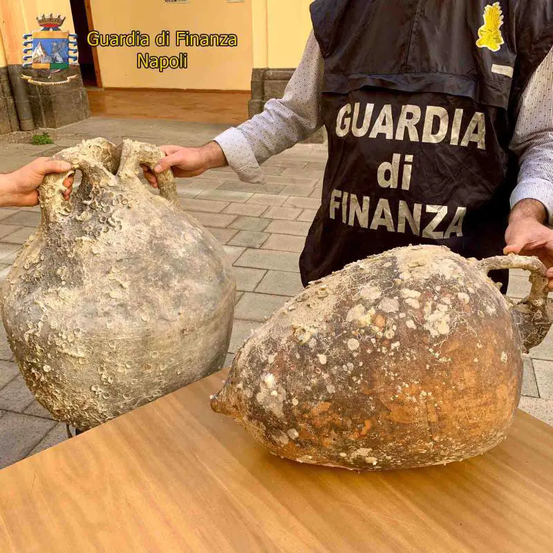 Nei guai col Fisco, gli trovano reperti archeologici in casa