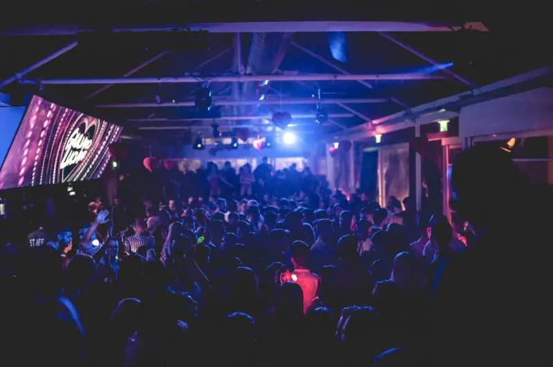 Sesso tra i tavolini nel club chiuso per stupro