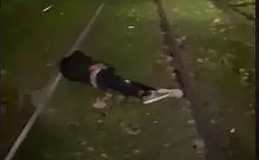 Ragazzo si addormenta sui binari dopo una notte di bagordi