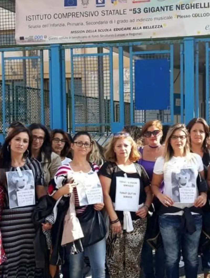 Napoli, vermi nelle aule: il sit-in delle mamme