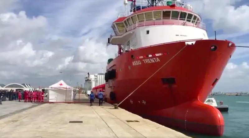 A Pozzallo i 32 libici della "Alan Kurdi"