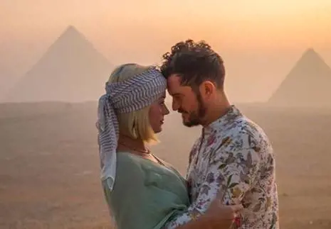 Katy Perry e Orlando Bloom complici in Egitto per i 35 anni della popstar