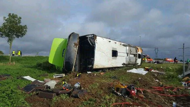 Francia, mezzo Flixbus finisce fuori strada: decine di feriti, alcuni gravi