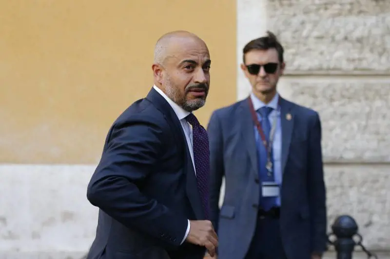 Paragone contro Conte: "Non onori l'Italia in Europa, togli il Tricolore dalla mascherina"