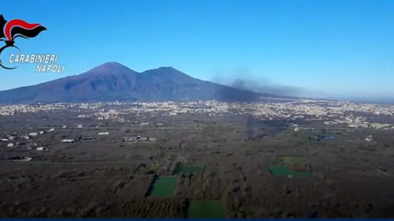 Napoli, ritorna la terra dei fuochi. Trovate migliaia di tonnellate di rifiuti sotto la terra