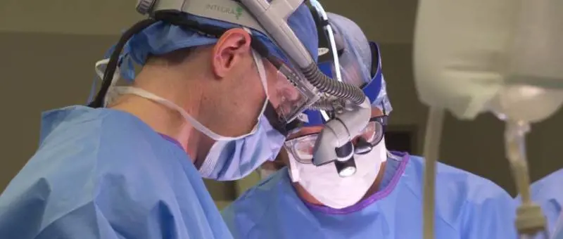 Jenna, operata al cervello mentre è sveglia e parla