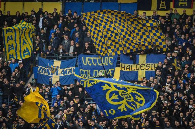 Hellas Verona, chiuso per un turno il settore poltrone Est per i cori contro Balotelli