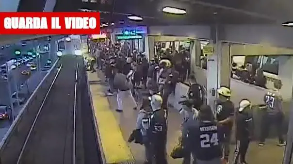 Cade sui binari mentre arriva il treno: salvato per miracolo