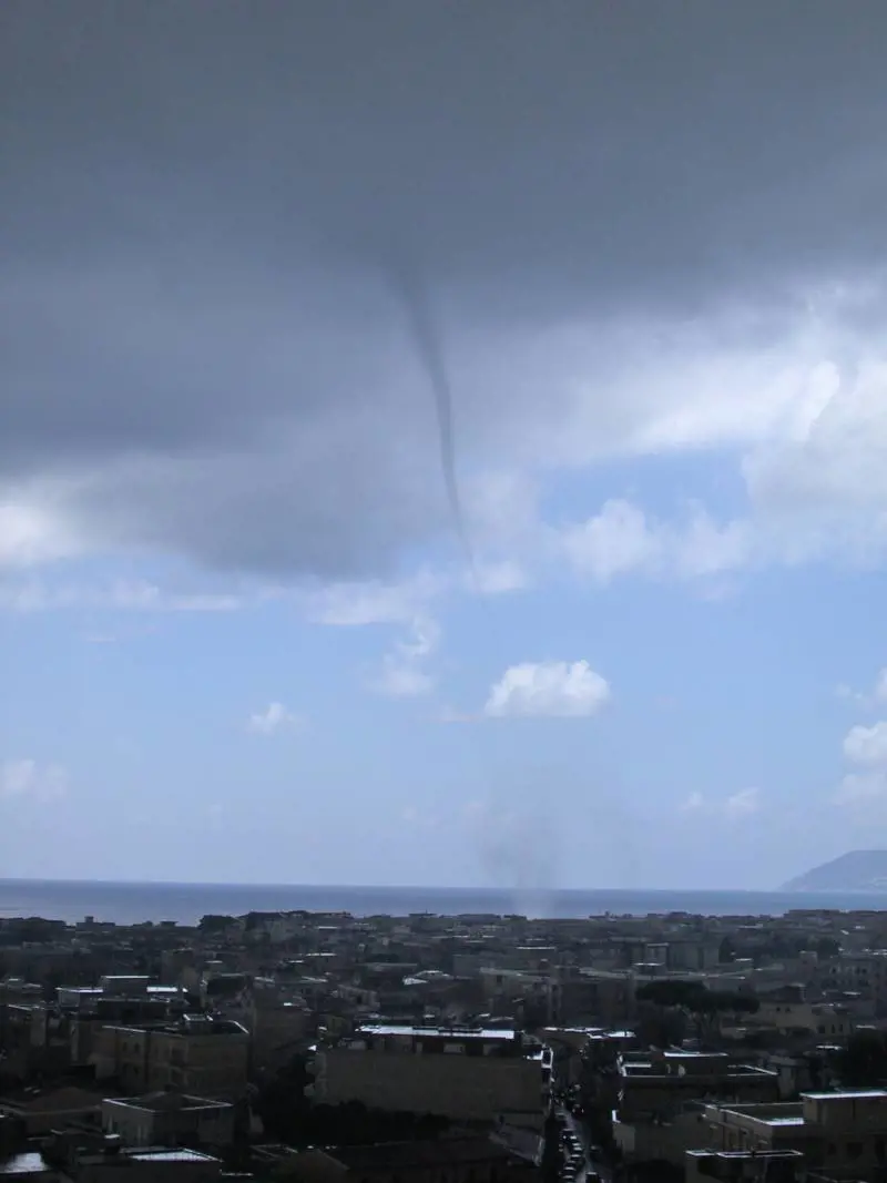 Paura nel golfo di Pozzuoli, una tromba d’aria terrorizza i residenti