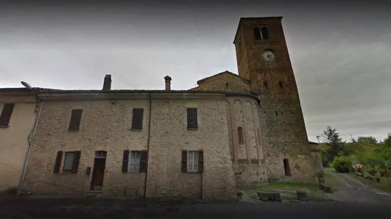 Stranieri si fingono bisognosi, poi aggrediscono e rapinano parroco