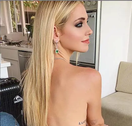 Chiara Ferragni provoca gli hater e si mette in topless