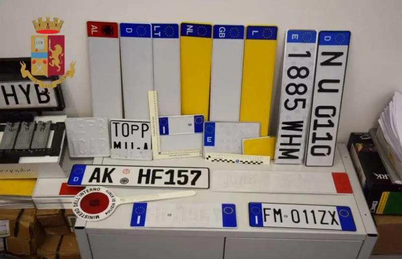 Il laboratorio di targhe false