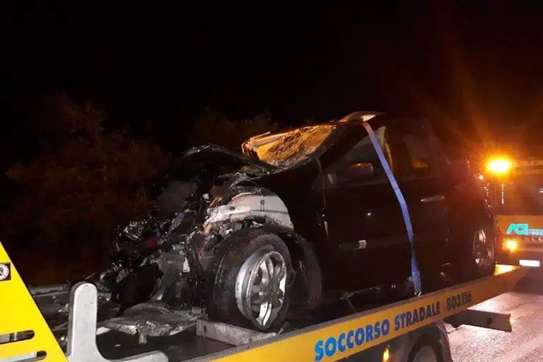 Impatto frontale tra due vetture ad Arzano: muore una ragazza di 17 anni