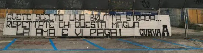Napoli, i tifosi attaccano i calciatori: "Avete scelto la strada sbagliata"