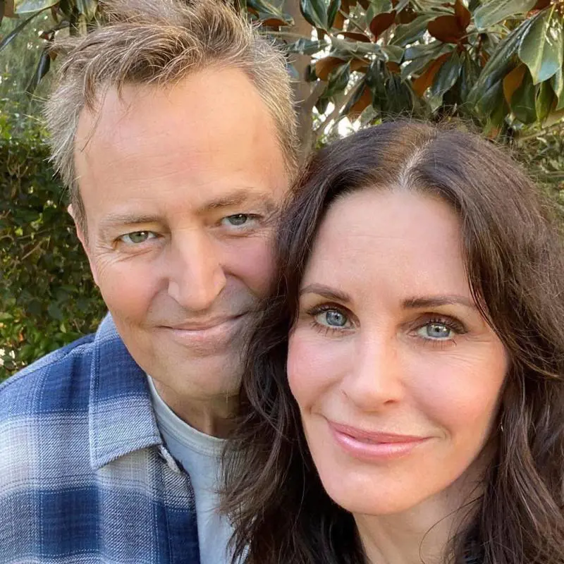 Friends, Monica e Chandler insieme sui social. Il web non li riconosce: “Troppo botox”