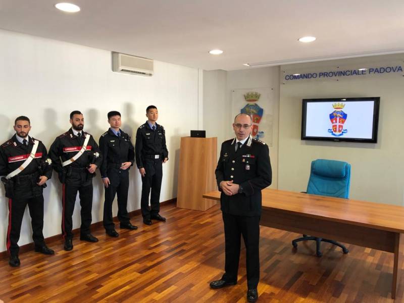 Agenti cinesi presso il comando provinciale dei carabinieri di Padova