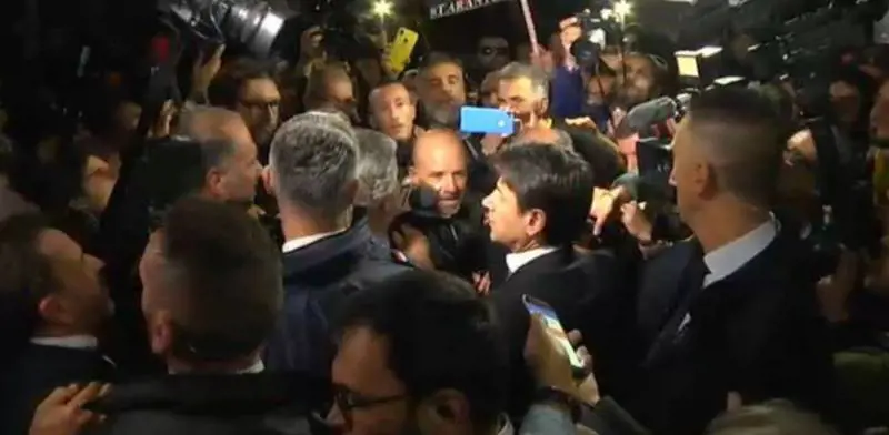 "Non ci rappresenti", "Che fai?". Conte contestato a Taranto