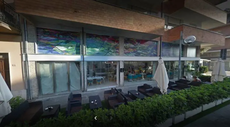 Civitanova, pesta donna e minaccia clienti della pasticceria: denunciato tunisino
