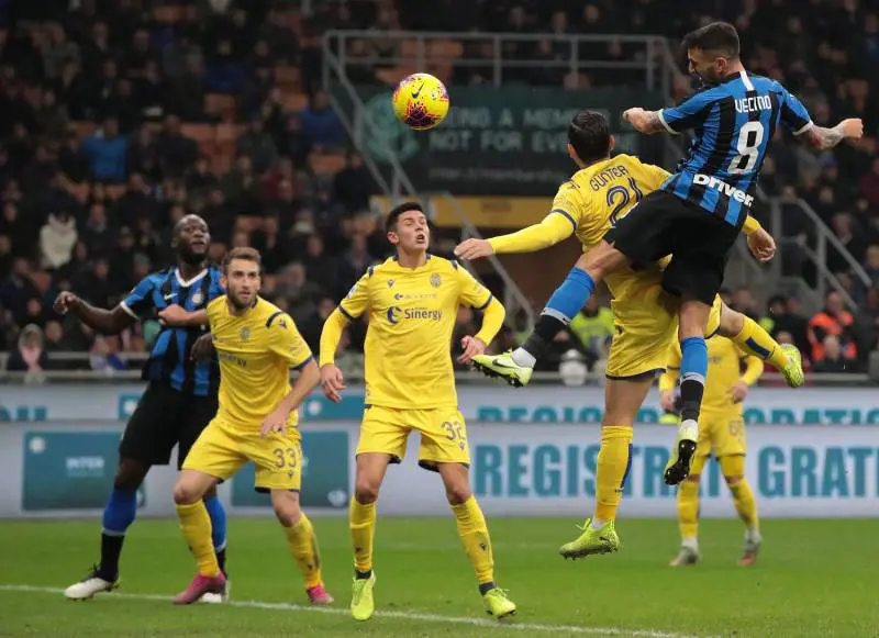 L'Inter vince 2-1 contro il Verona e si prende la vetta della classifica