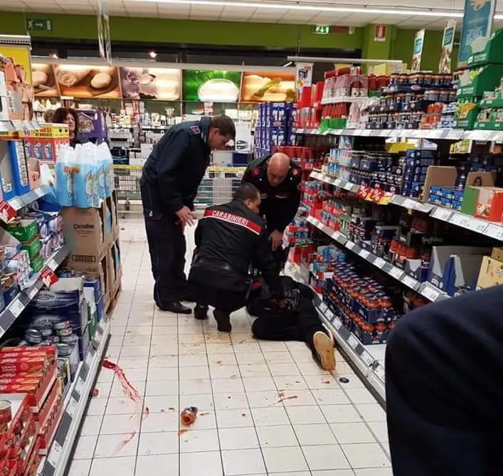 Biella, gambiano ubriaco devasta il market: per lui semplice denuncia