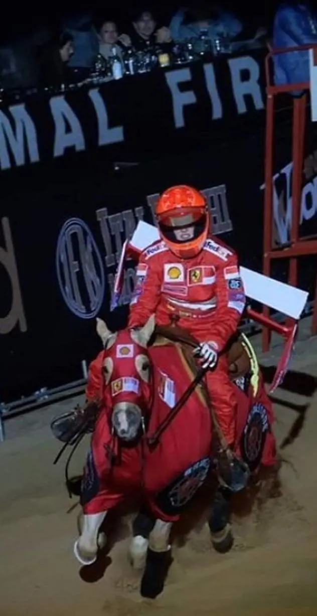 Gina Schumi e l'omaggio a cavallo per papà Michael