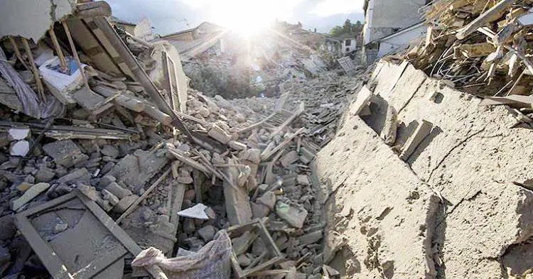 Una bomba realizzata in casa: chi c'è dietro l'esplosione del palazzo