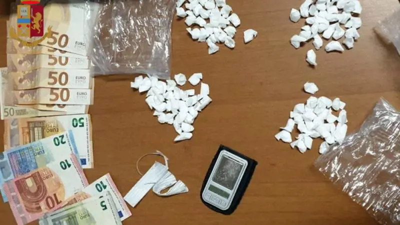 Così vendono la coca davanti alla metro "Giardinetti"