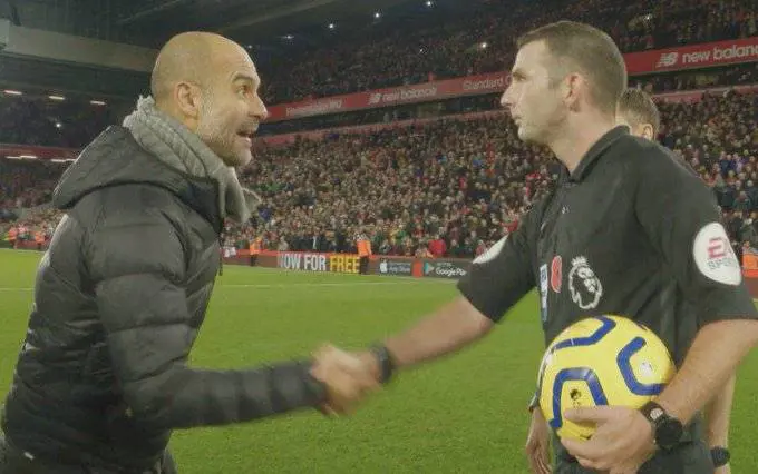 Guardiola, furioso dopo la sconfitta: stretta di mano sarcastica all'arbitro