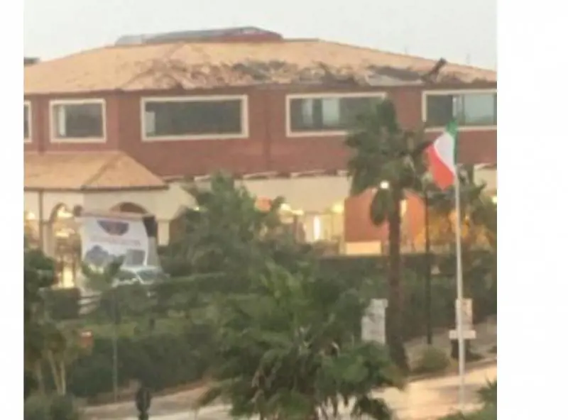 Maltempo ad Agrigento, allagamenti a Licata e danni al tetto del centro commerciale