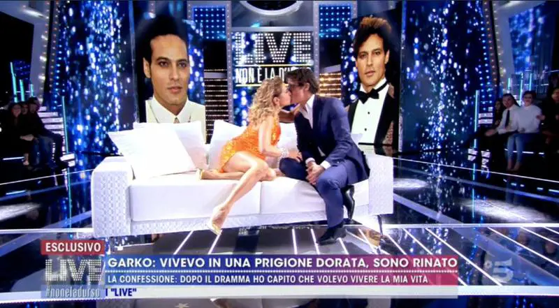 Gabriel Garko e il bacio "choc" della D'Urso per testare se ha le “labbra rifatte”