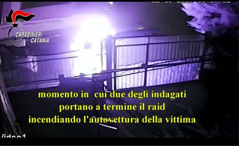 Dà fuoco alla macchina dell'ex compagna, incastrato dalle telecamere