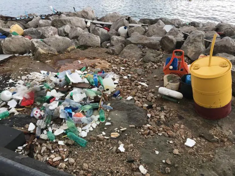 Il lungomare di via Caracciolo invaso dai rifiuti: il caso dei pontili abusivi