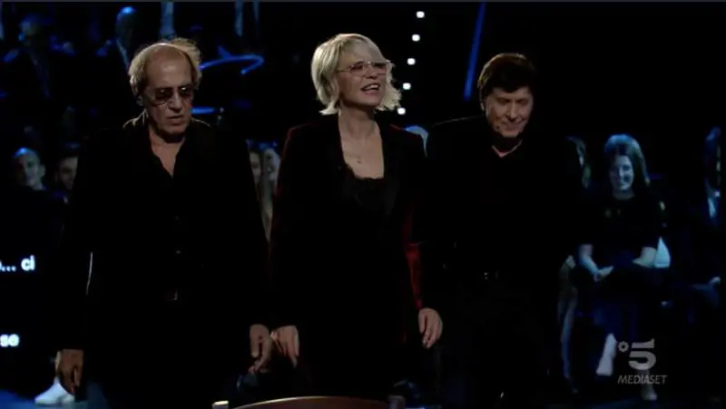 Adrian cambia rotta e torna "molleggiato". Ma a "comandare" sul palco è la De Filippi
