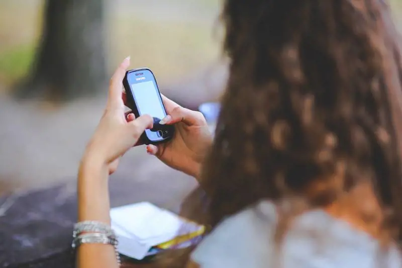 Sesso e violenza nella chat di classe su WhatsApp. È allarme nelle scuole