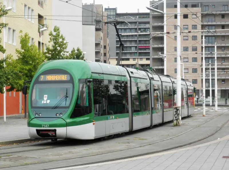 Orrore sul tram: africano si spoglia e tenta di violentare una studentessa