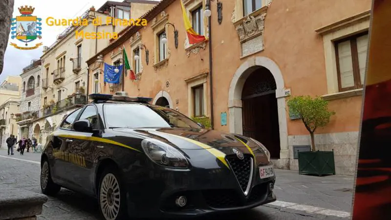 Intascavano le somme destinate al Comune: nei guai un avvocato e un ex funzionario