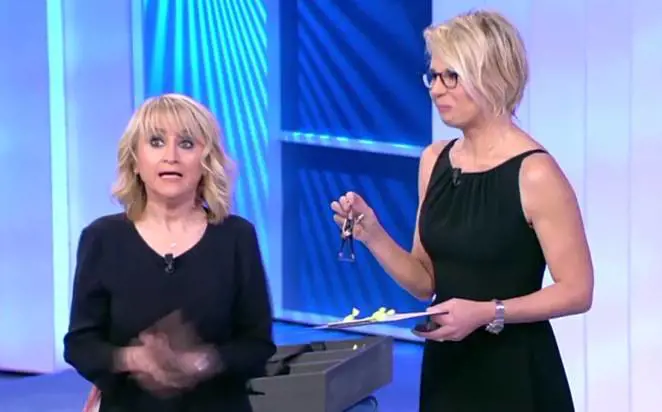 Luciana Littizzetto dalla Carrà: "Sono mamma anche grazie a Maria De Filippi"