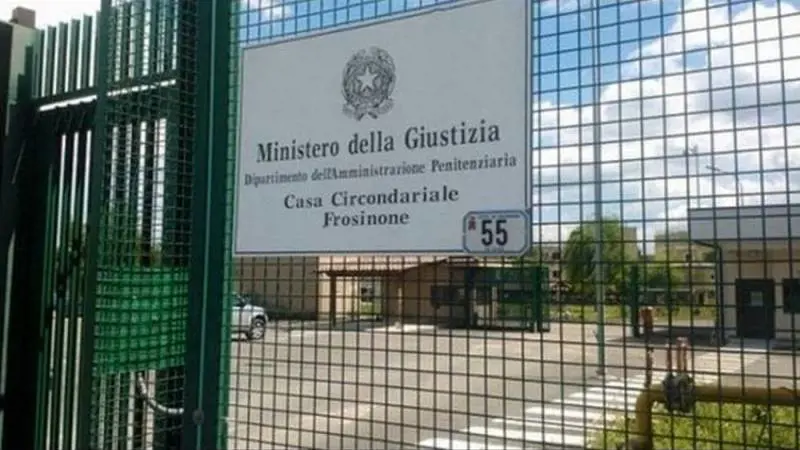 Sputi al poliziotto in carcere, gli agenti allo stremo: "Siamo stanchi"