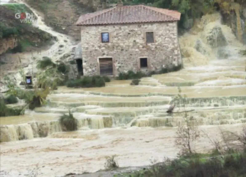 Maltempo in Toscana: danni alle terme di Saturnia e sfollati a Livorno