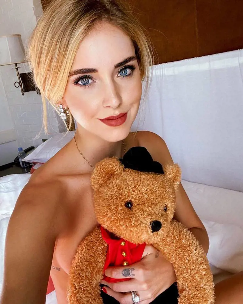 Chiara Ferragni di nuovo nuda, i fan: "Cosa ne pensa Fedez?"