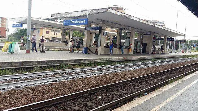Straniera spinge sui binari 40enne: è gravissima