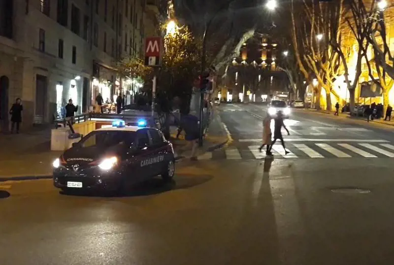 Roma, danneggiano auto in sosta: arrestati