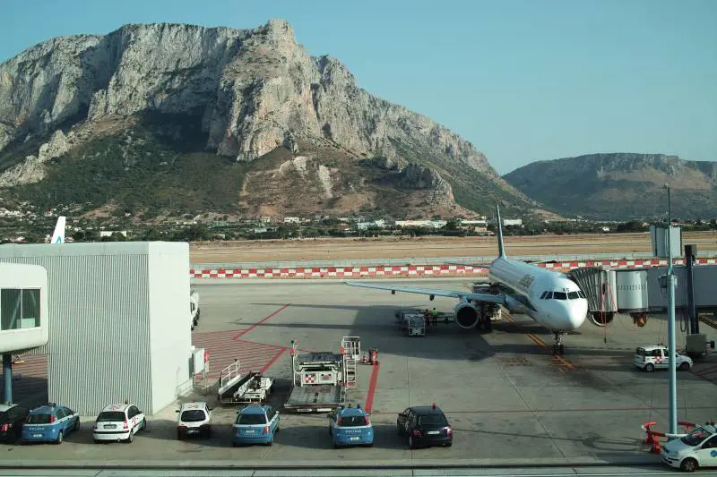 Oltre 500 euro per un volo dalla Sicilia a Milano:  ora interviene il governo